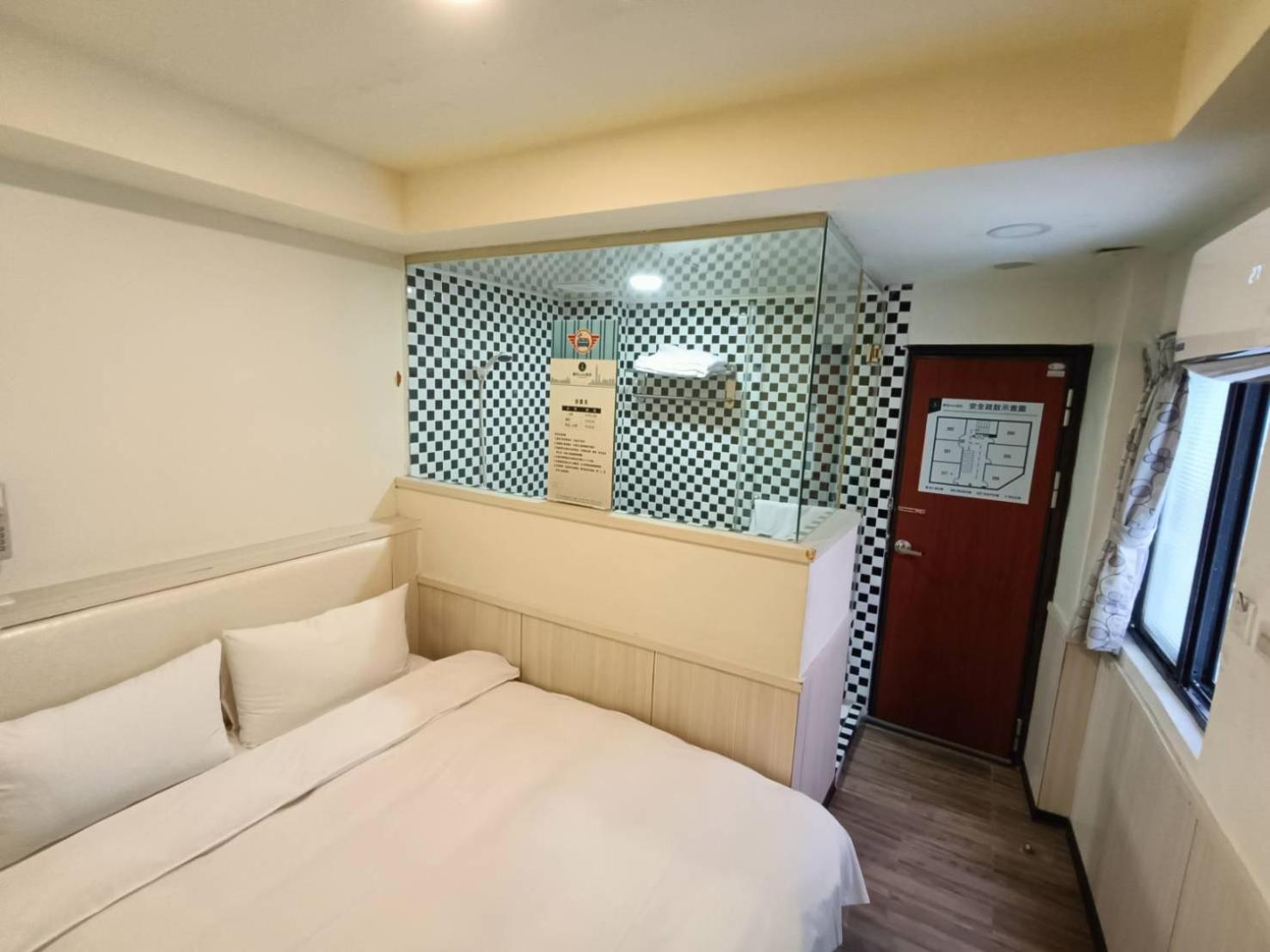 Galaxy Mini Inn Taipei Bagian luar foto