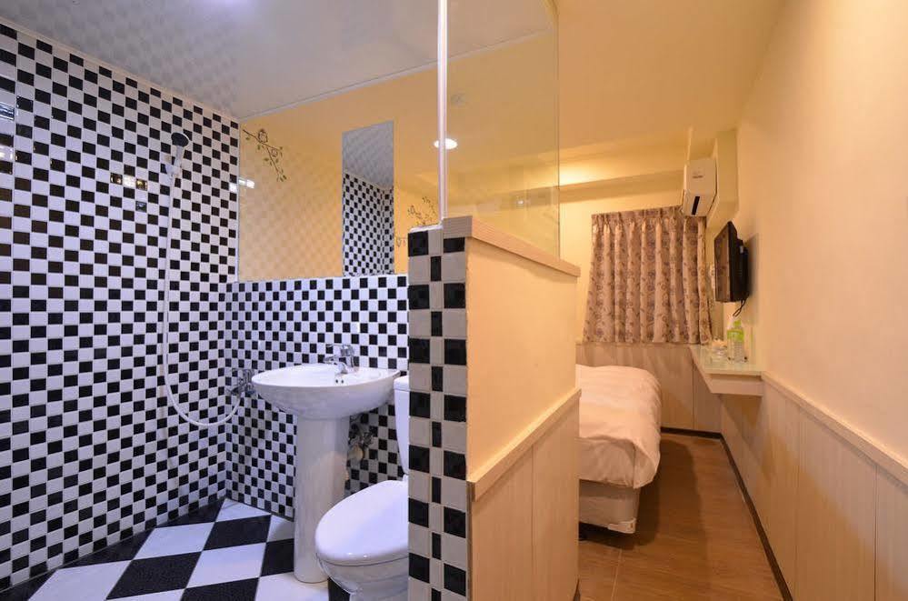 Galaxy Mini Inn Taipei Bagian luar foto