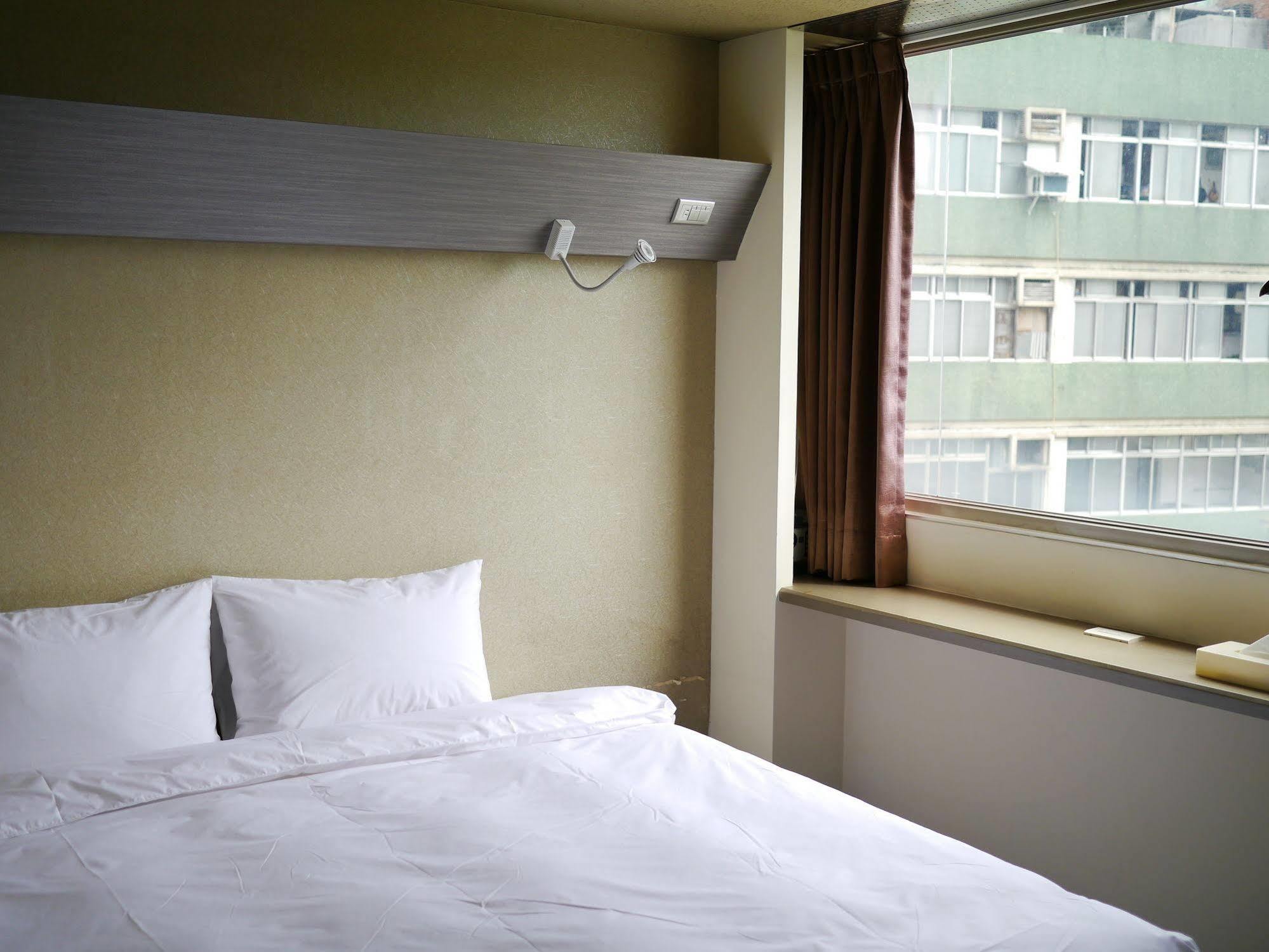 Galaxy Mini Inn Taipei Bagian luar foto