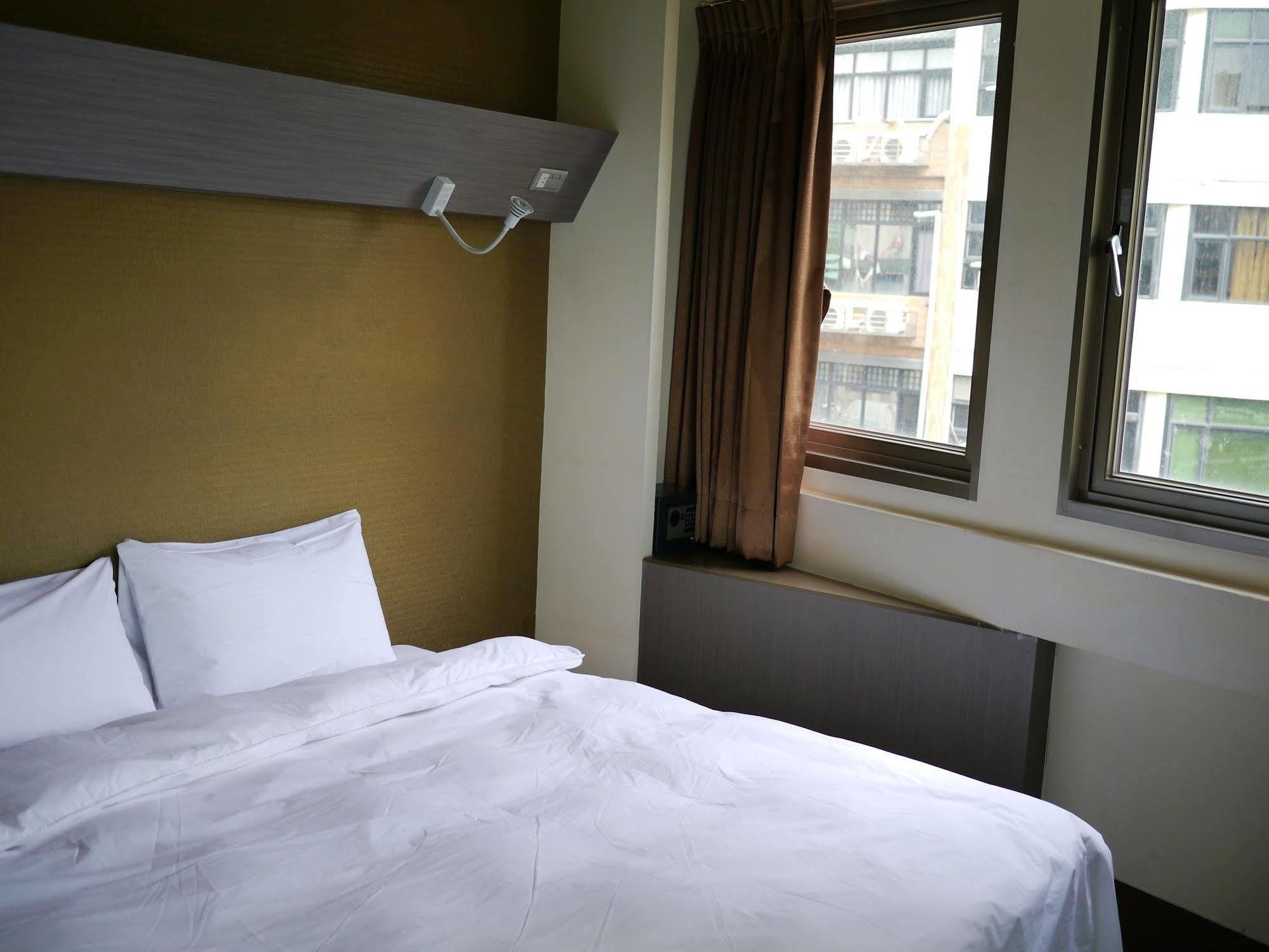 Galaxy Mini Inn Taipei Bagian luar foto