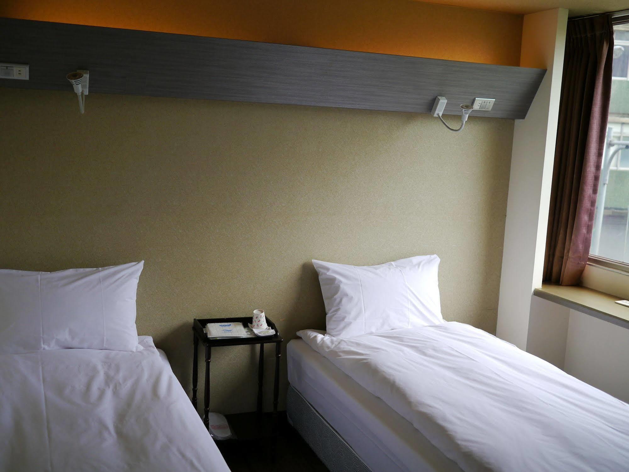 Galaxy Mini Inn Taipei Bagian luar foto