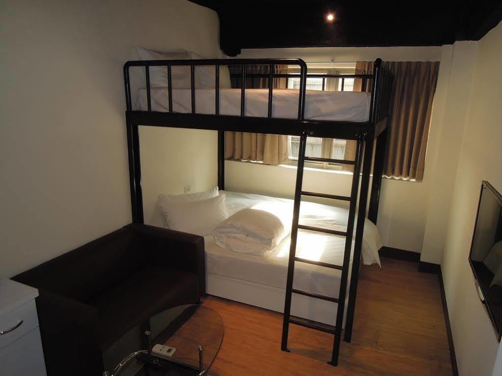 Galaxy Mini Inn Taipei Bagian luar foto
