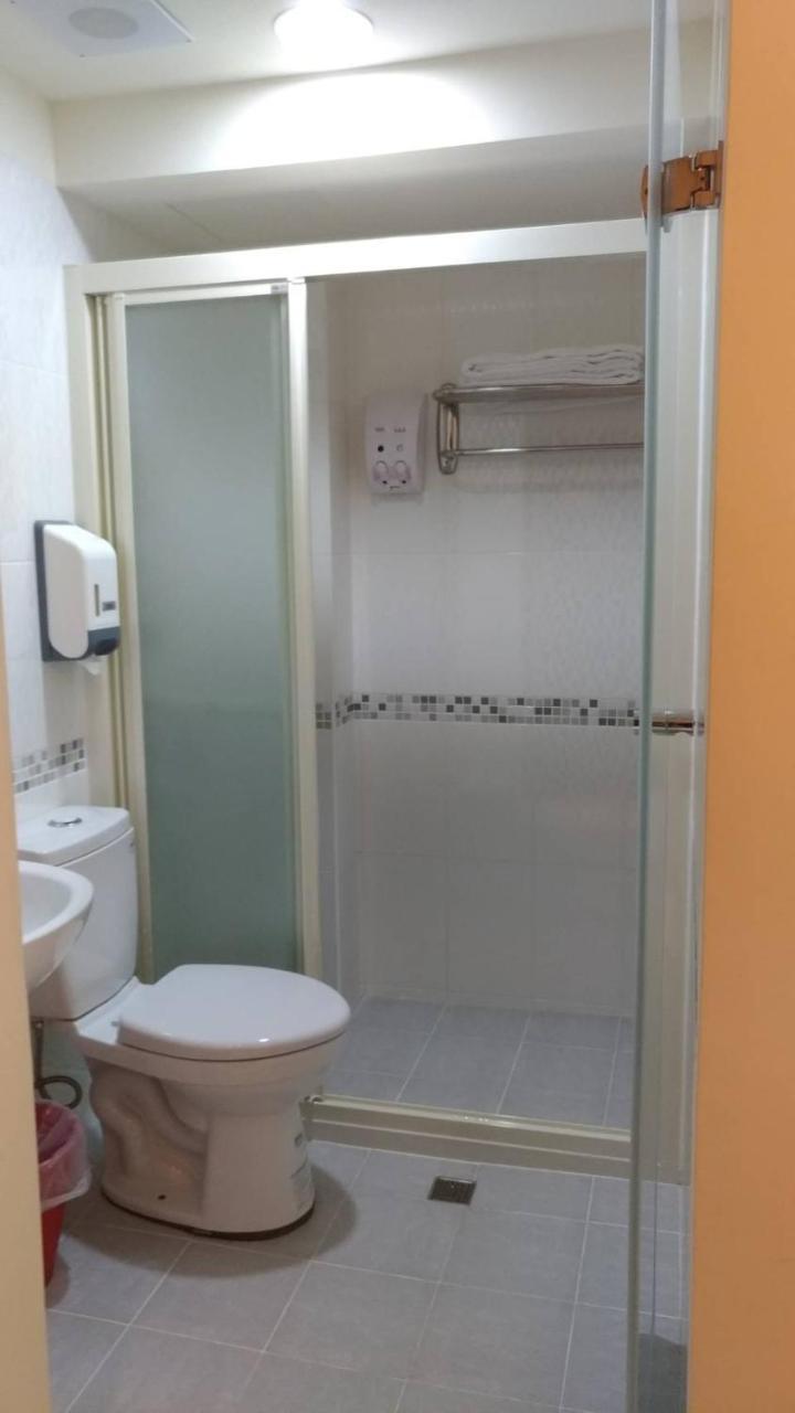 Galaxy Mini Inn Taipei Bagian luar foto