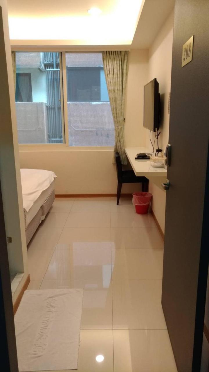 Galaxy Mini Inn Taipei Bagian luar foto