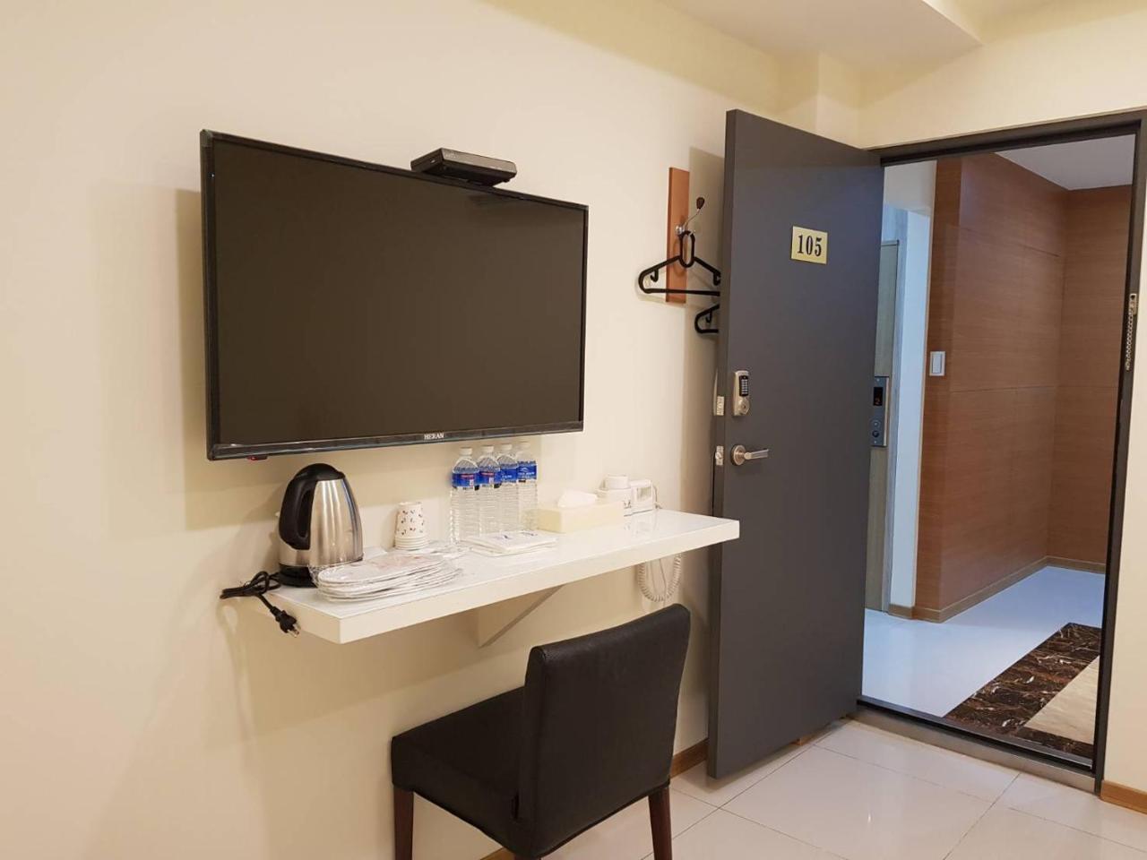 Galaxy Mini Inn Taipei Bagian luar foto