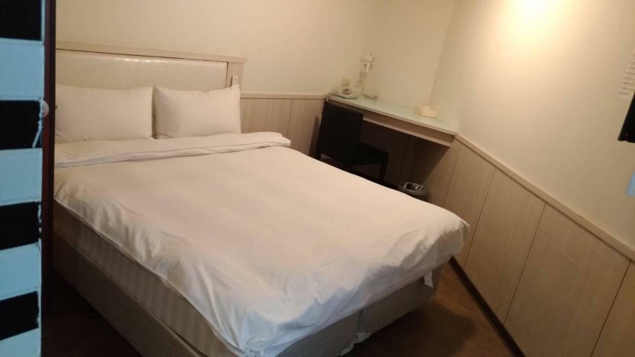 Galaxy Mini Inn Taipei Bagian luar foto
